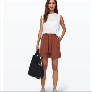 Lululemon Noir Short 5.5